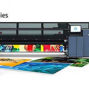 K&ouml;nnte beinhalten: Ein HP Latex-Drucker mit dem HP-Logo und dem Text "HP Latex Technologies". Der Drucker ist grau und schwarz, mit gedruckten Bildern davor. Das Bild enth&auml;lt auch den Text "4K ULTRAHD" und "1440 dpi" sowie eine Greenguard Gold-Zertifizierung.