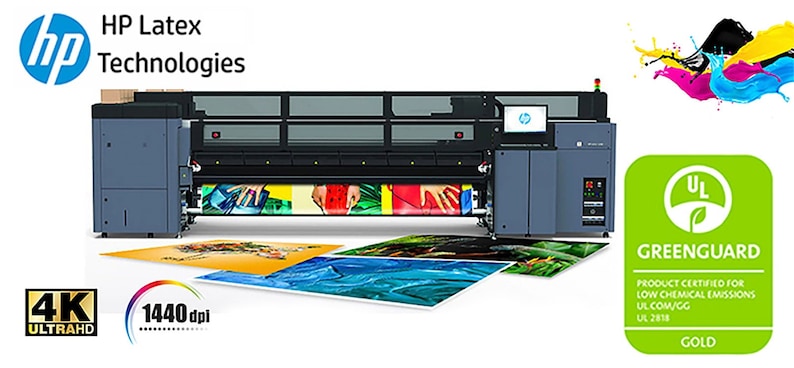 K&ouml;nnte beinhalten: Ein HP Latex-Drucker mit dem HP-Logo und dem Text "HP Latex Technologies". Der Drucker ist grau und schwarz, mit gedruckten Bildern davor. Das Bild enth&auml;lt auch den Text "4K ULTRAHD" und "1440 dpi" sowie eine Greenguard Gold-Zertifizierung.