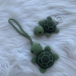 Customizable green crocheted turtle keychain | Crocheted bag charm | Car accessory | Gift idea | VividPlaceShop