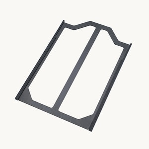 Może przedstawiać: Ciemnoszara metalowa rama o prostokątnym kształcie z dwoma otwartymi sekcjami. Rama ma geometryczny wzór z prostymi liniami i kątowymi narożnikami. Obiekt jest umieszczony na gładkim białym tle.