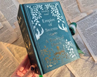 Edición artesanal de Empire of Storms y Tower of Dawn en tándem: encuadernación en lámina dorada y tela color esmeralda.