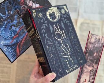 Reencuadernación alquimizada: Tela de seda negra, ilustraciones de Karina Giada en las guardas, dije de libro de cristal