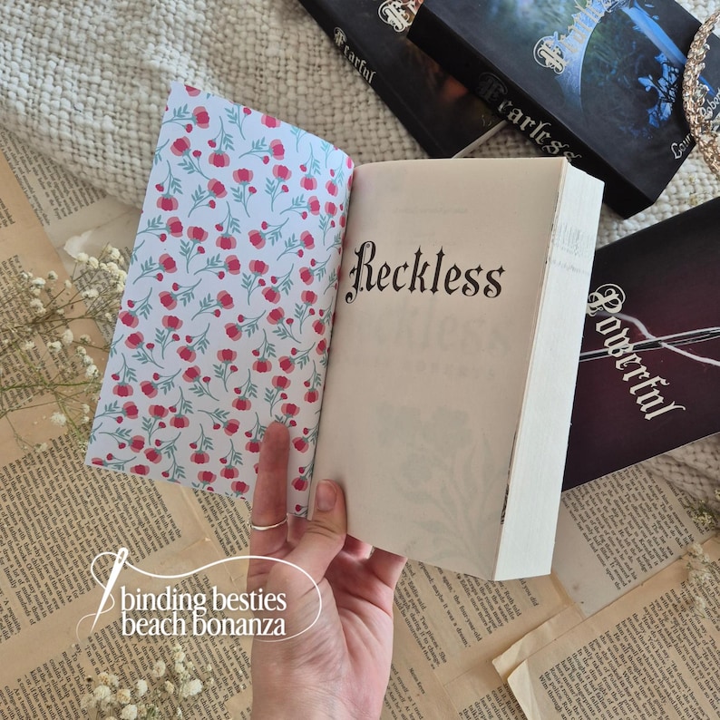 Puede incluir: Un juego de tres tazas de cer&aacute;mica con un acabado mate moteado. Las tazas son de color crema, gris claro y gris oscuro. Cada taza tiene un dise&ntilde;o simple y minimalista y un asa redondeada.