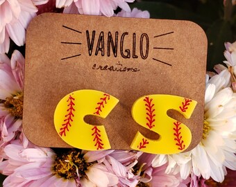 Peut inclure: Une paire de boucles d'oreilles jaunes sur le thème du softball avec des coutures rouges, épellant les lettres "C" et "S". Les boucles d'oreilles sont présentées sur une carte brune avec le texte "VANGLO Creations".