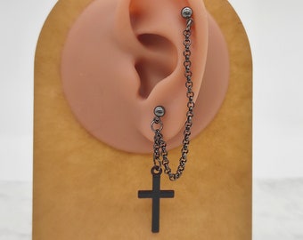 Orecchino a perno per cartilagine con catena a croce in metallo canna di fucile, stile gotico