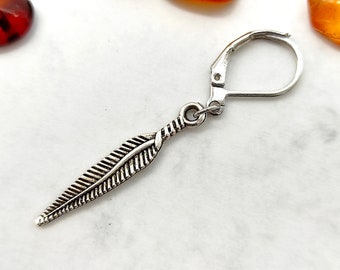 Orecchino pendente con piuma in argento antico, talismano unisex