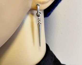 Orecchino a cerchio con punte in acrilico argentato, stile punk gotico