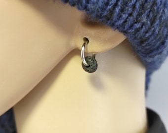 Un clip argenté, clip noir, clip bronze, clip avec lave, clip court homme, boucle d'oreille clip homme avec pierre noire