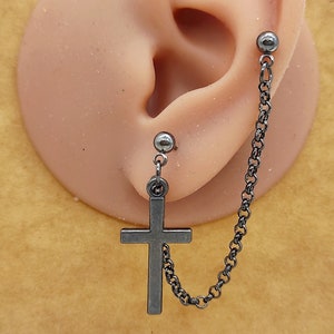 Een ketting oorbel, ketting stud, kruis stud, twee ketting oorbel, grote bengelen, kruis oorbel stud, gotische sieraden, kraakbeen stud, Unisex kruis