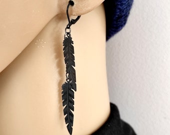 Orecchino pendente con piuma in metallo nero, talismano unisex