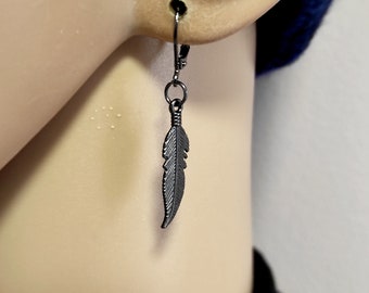 Orecchino pendente con piuma in metallo canna di fucile, simbolo talismano