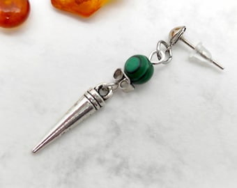 Orecchino pendente con punta in argento: perlina di malachite, stile unisex gotico