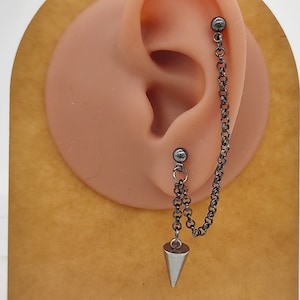 Boucle d’oreille en chaîne, Boucle d’oreille en chaîne Gunmetal, Goujon de chaîne conique, Link Dangle, Goujon minimaliste, Goujon conique, Pendant de cartilage, Boucle d’oreille de cartilage, Cadeau