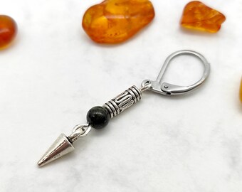 Orecchino pendente a cono in argento: perlina serpentina, stile gotico