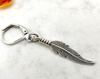 Orecchino pendente con piuma d'argento, amuleto-talismano unisex