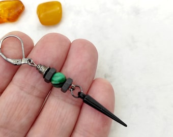 Orecchino pendente con punta nera: perlina di malachite, stile unisex gotico
