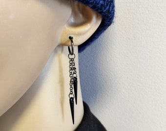 Svarta örhängen med spik i akryl, goth-stil