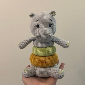 Instrucciones de crochet - torre apilable “Nelio, el hipopótamo” - Alemán