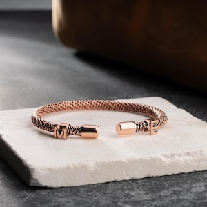 Pulsera de cobre macizo con letras. Brazalete grueso de cobre con símbolo de letra grabado. Pulsera ajustable con inicial personalizada. Regalo.