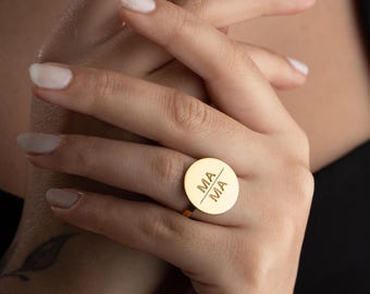 Anello delicato in oro con disco "Mama", anello per la mamma, regalo per neomamma, regalo per la nonna, anello delicato personalizzato con incisione per la festa della mamma, gioiello minimalista impilabile