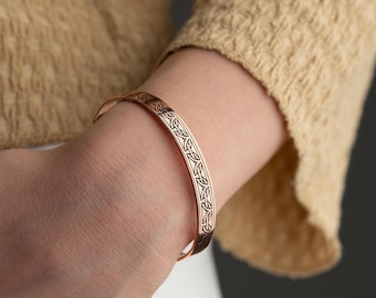 Bracciale rigido in rame inciso a mano: gioiello personalizzato con incisione