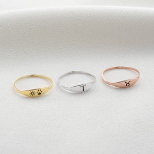 Anillo de sello personalizado, joyería grabada personalizada, anillo con letra, anillo de barra apilable, banda minimalista, anillo con símbolo, regalo de cumpleaños para ella