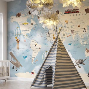 Peut inclure: Une chambre d'enfant fantaisiste avec une murale de carte du monde ornée d'animaux de dessins animés, de montgolfières et d'un avion. Un tipi à rayures et un berceau blanc complètent le décor ludique.