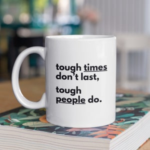 Caneca inspiradora com citações famosas para café e chá, tempos difíceis não duram