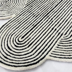 Elfenbeinweißer schwarzer Teppich, unregelmäßige Form, handgemachter, getufteter, welliger Teppich, Design 100 % ästhetischer Teppich, Wohn