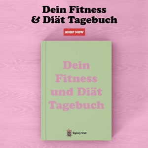 Op de afbeelding: Een groen boek met de titel "Dein Fitness und Diät Tagebuch" in roze letters. Het boek heeft een klein logo onderaan met de tekst "Spicy Cat".