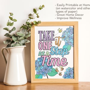 Puede incluir: Una p&aacute;gina para colorear imprimible con una cita motivacional, "Toma un paso a la vez", rodeada de flores azules y verdes y abejas. La cita est&aacute; escrita en una fuente colorida y juguetona.