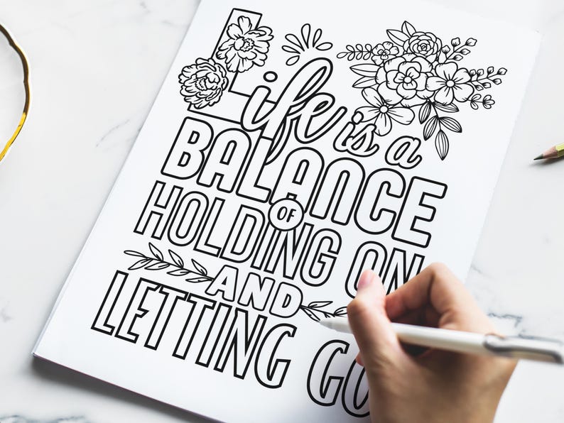 Puede incluir: P&aacute;gina para colorear imprimible en blanco y negro con el texto "Life is a balance of holding on and letting go". El texto est&aacute; rodeado de dise&ntilde;os florales.