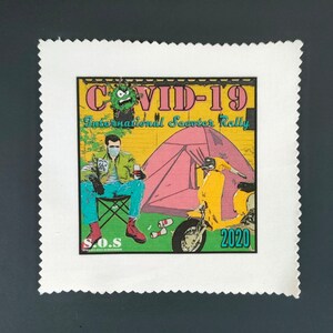 Op de afbeelding: Een vierkante witte stoffen patch met gekartelde randen en een grafische print. Het ontwerp toont een persoon met een masker zittend bij een roze tent en een gele scooter, met de tekst COVID-19 International Scooter Rally 2020 en S.O.S.