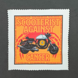 Puede incluir: Un sello naranja y rojo de estilo vintage con el texto "Scooterist Against Cancer" y una ilustración en blanco y negro de una scooter con el número "4" en el lateral.