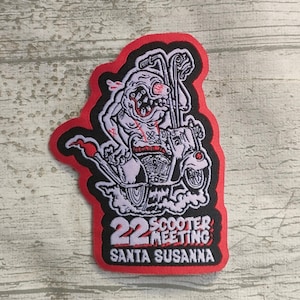 Puede incluir: Un parche bordado rojo y negro con un monstruo de dibujos animados blanco montando una scooter. El texto "22 Scooter Meeting Santa Susanna" está en la parte inferior del parche.