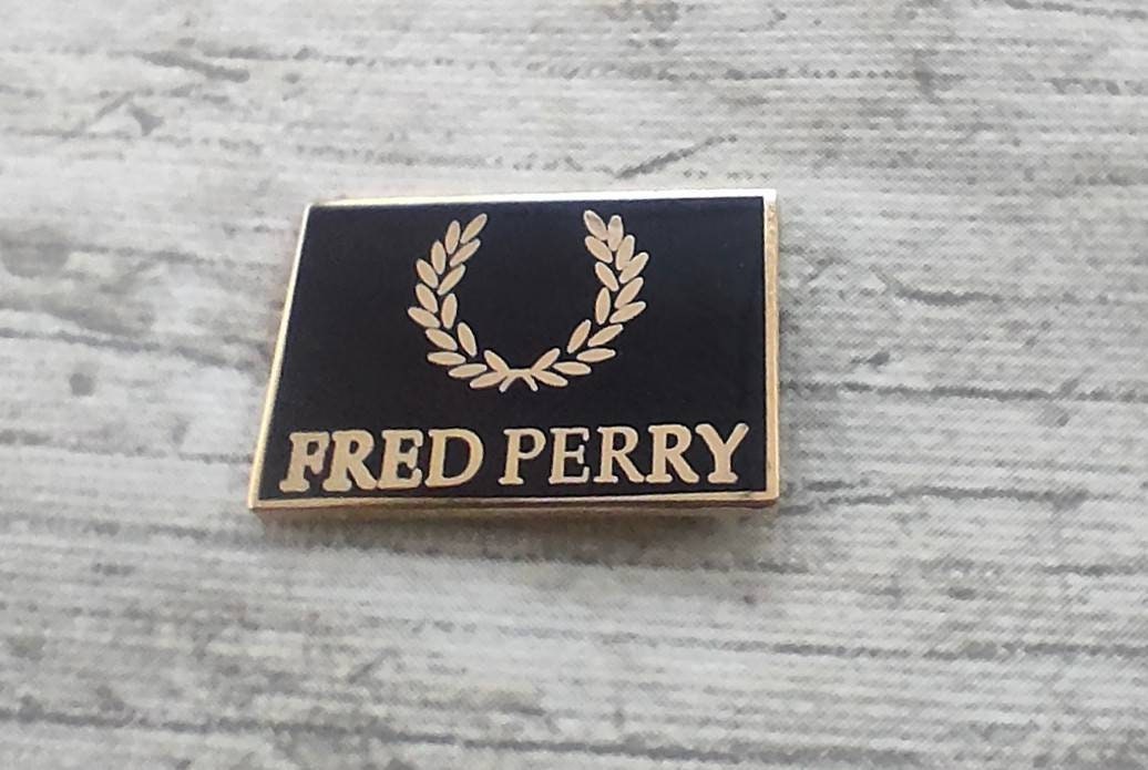 FRED PERRY ピンバッジ Fred perry badge - Etsy 日本