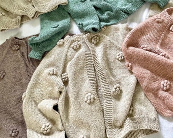 Gänseblümchen-Mohair-Cardigan, handgestrickter Beige-Chunky-Pullover für Damen, handgemachter flauschiger 3D-Blumen-Woll-Cardigan – DUNKELBEIGE