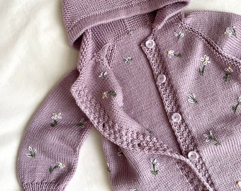 Handstickad babysparkdräkt, broderad babyjumpsuit, handgjord lila huvdräkt