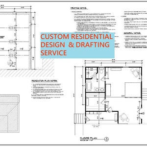 Op de afbeelding: Een zwart-witte blauwdruk voor een huis met een funderingsplan, een sleutelplan en een plattegrond. De blauwdruk bevat tekst die "CUSTOM RESIDENTIAL DESIGN & DRAFTING SERVICE" luidt.