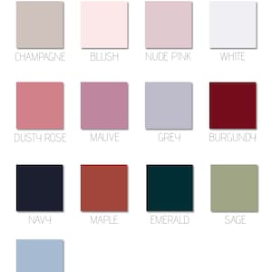 Pu&ograve; includere: Una cartella colori che mostra 11 colori diversi per accappatoi in pizzo di raso. I colori sono: Champagne, Blush, Rosa Nude, Bianco, Rosa Polveroso, Malva, Grigio, Borgogna, Blu Navy, Acero, Smeraldo, Salvia e Blu Polveroso.