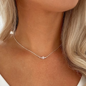 Collar de cuarzo rosa plateado, collar de cuentas de cuarzo rosa, gargantilla de cuarzo rosa ajustable con propiedades de cristal en una tarjeta de regalo.