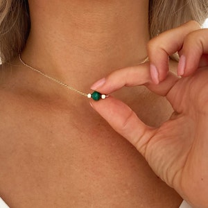 Collar de malaquita de oro, collar de cuentas de malaquita, gargantilla de piedras preciosas de 3 cuentas, collar de malaquita ajustable, propiedades de cristal en una tarjeta de regalo.