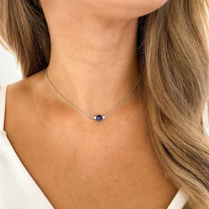 Collar de lapislázuli de plata, gargantilla con cuentas de lapislázuli, collar de capas ajustable, gargantilla con propiedades de cristal en una tarjeta de regalo.