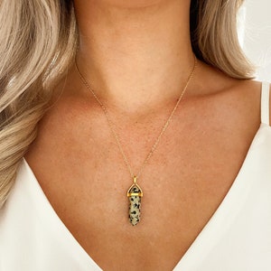 Collar de puntas de jaspe dálmata, collar ajustable de jaspe dálmata de oro con propiedades de cristal en una tarjeta de regalo.