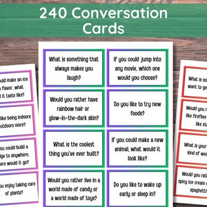 Op de afbeelding: Een set van 240 gesprekskaarten met vragen in verschillende kleuren. De rechthoekige kaarten hebben afgeronde hoeken en zijn ontworpen om discussies uit te lokken. De tekst op de kaarten is duidelijk en gemakkelijk te lezen.