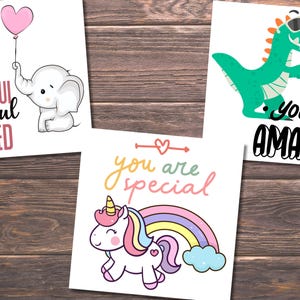 Puede incluir: Cuatro tarjetas imprimibles con ilustraciones lindas y mensajes positivos. La primera tarjeta presenta un globo de coraz&oacute;n rosa y un elefante gris con el texto "thankful grateful blessed". La segunda tarjeta presenta un arco&iacute;ris y un unicornio con el texto "you are special". La tercera tarjeta presenta un dinosaurio verde con gafas de sol con el texto "you're amazing". La cuarta tarjeta presenta un coraz&oacute;n rosa y el texto "thankful grateful blessed".