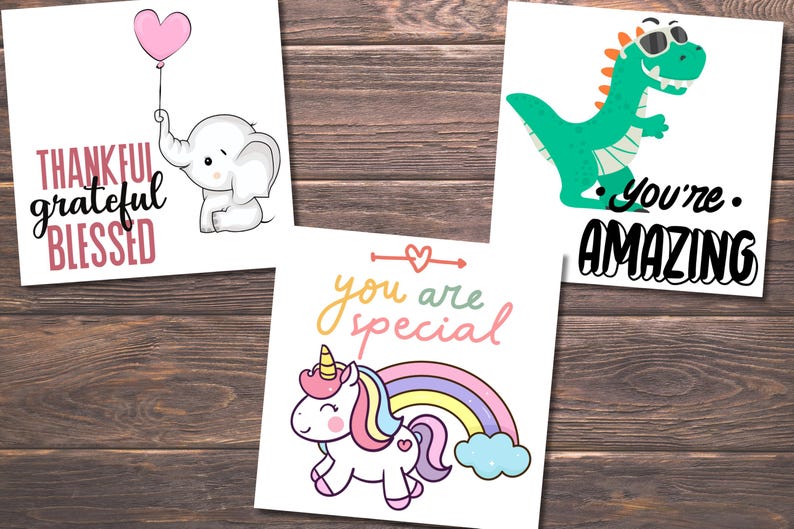 Puede incluir: Cuatro tarjetas imprimibles con ilustraciones lindas y mensajes positivos. La primera tarjeta presenta un globo de coraz&oacute;n rosa y un elefante gris con el texto "thankful grateful blessed". La segunda tarjeta presenta un arco&iacute;ris y un unicornio con el texto "you are special". La tercera tarjeta presenta un dinosaurio verde con gafas de sol con el texto "you're amazing". La cuarta tarjeta presenta un coraz&oacute;n rosa y el texto "thankful grateful blessed".