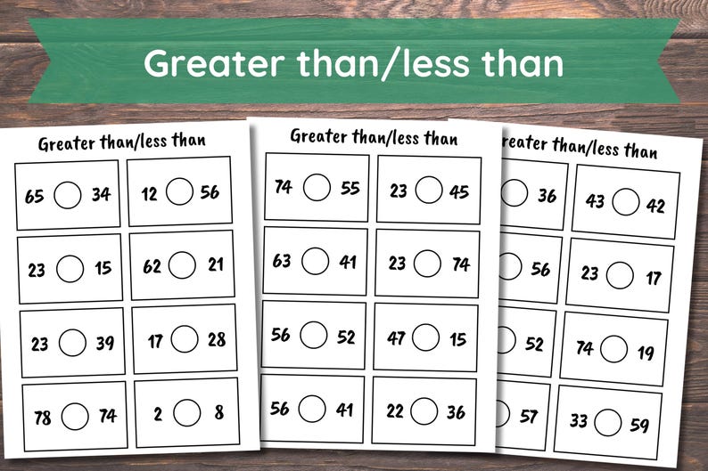 Pode incluir: Tr&ecirc;s folhas de trabalho brancas com o t&iacute;tulo "Greater than/less than". Cada folha cont&eacute;m problemas de matem&aacute;tica com n&uacute;meros e c&iacute;rculos para s&iacute;mbolos de compara&ccedil;&atilde;o. O fundo &eacute; uma superf&iacute;cie de madeira.