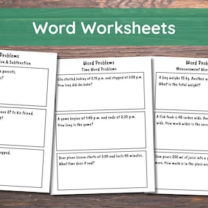 Pode incluir: Tr&ecirc;s folhas de exerc&iacute;cios brancas com problemas de palavras em uma superf&iacute;cie de madeira. As folhas de exerc&iacute;cios s&atilde;o rotuladas como "Word Problems" e incluem se&ccedil;&otilde;es sobre adi&ccedil;&atilde;o, subtra&ccedil;&atilde;o, tempo e medi&ccedil;&atilde;o. O banner superior diz "Word Worksheets".