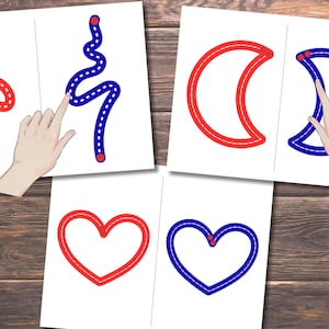 Pode incluir: Quatro cart&otilde;es brancos com desenhos de linhas vermelhas e azuis de formas e padr&otilde;es. Um cart&atilde;o mostra uma linha ondulada vermelha, outro uma linha ondulada azul. Os outros cart&otilde;es mostram uma lua crescente vermelha e azul e um cora&ccedil;&atilde;o vermelho e azul.